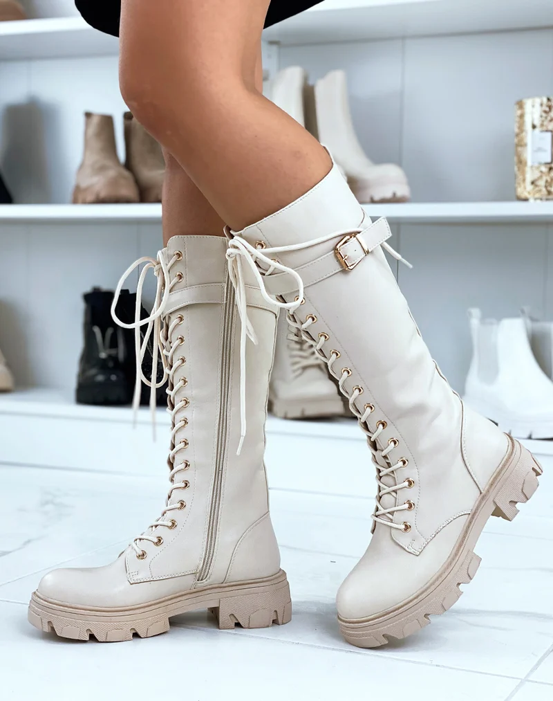 Bottes beiges lacées à lanière et semelle crantée