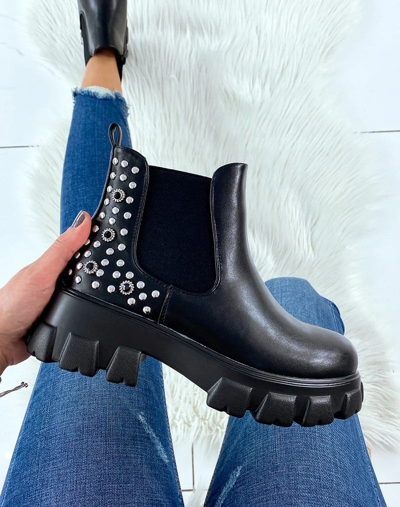 Chelsea boots noires à ornements et semelles crantées