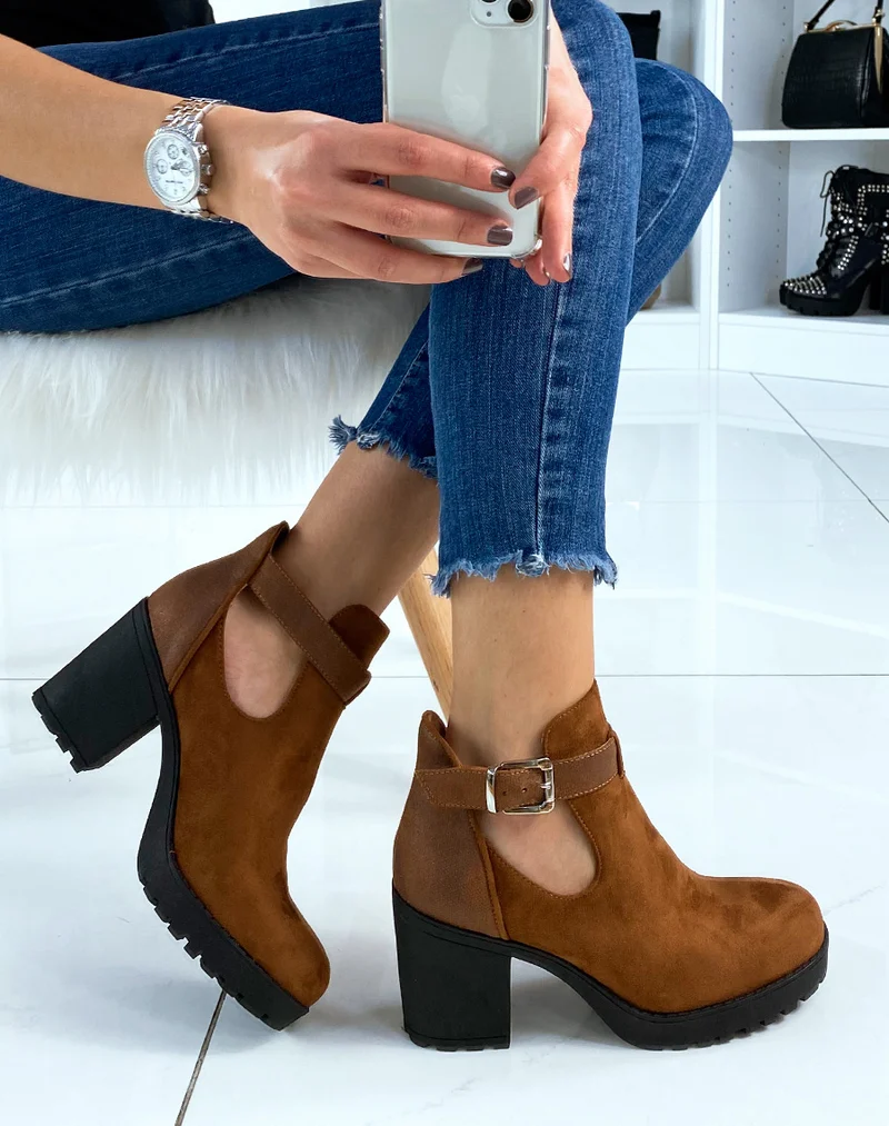 Bottines camel à lanières effet daim