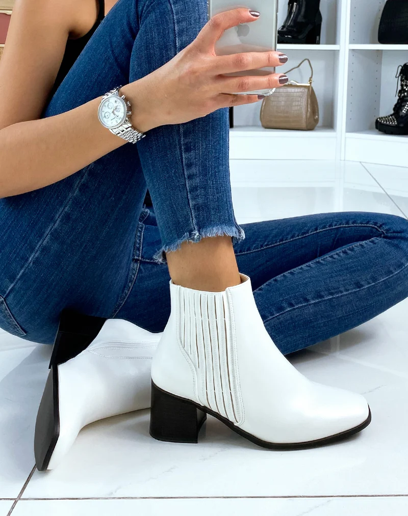 Bottines blanches à talon noir à bout carré