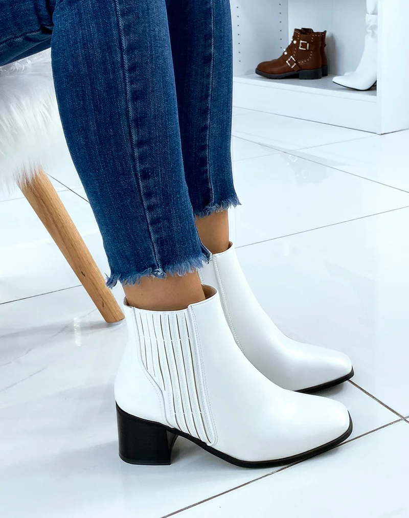 Bottines blanches à talon noir à bout carré