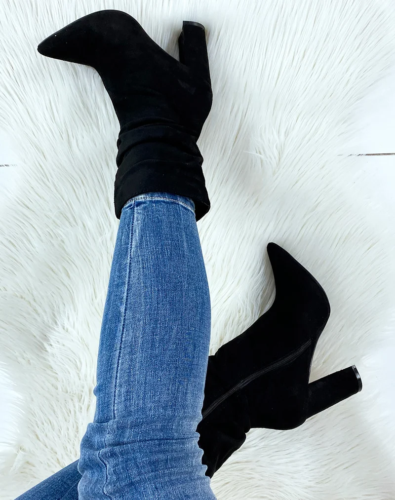 Bottines à talon noires plissées à bout pointu