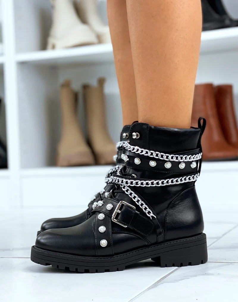 Bottines noires montantes cloutées et perlées à chaines argentées