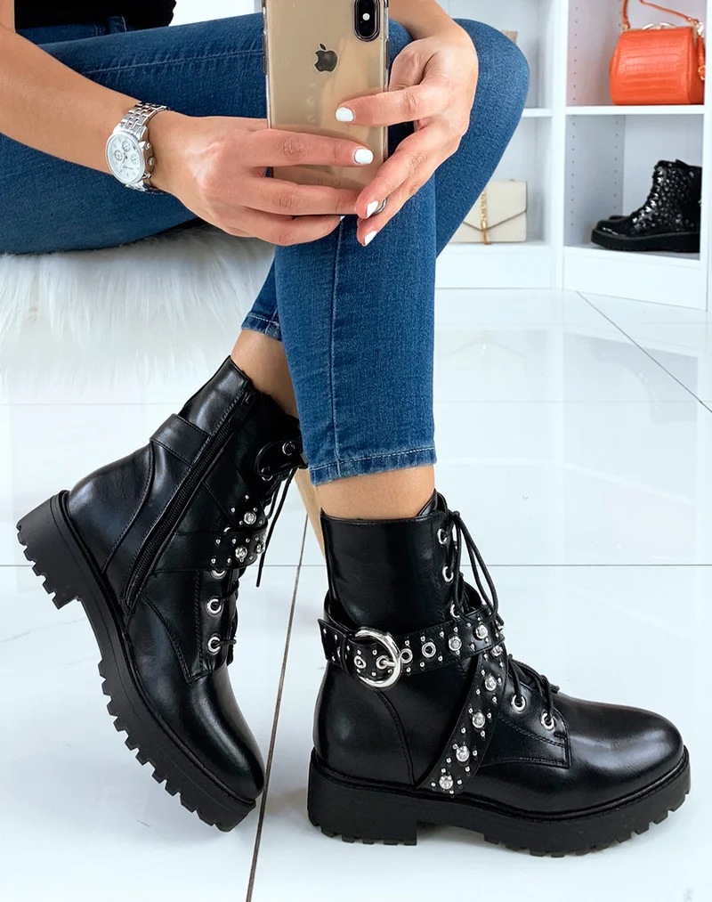 Bottines montantes noires à lanières cloutées