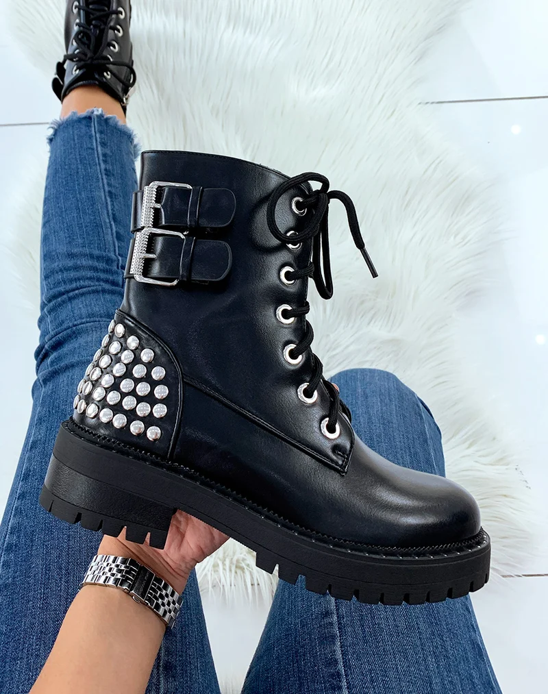 Bottines montantes noires ornées de clous argentés