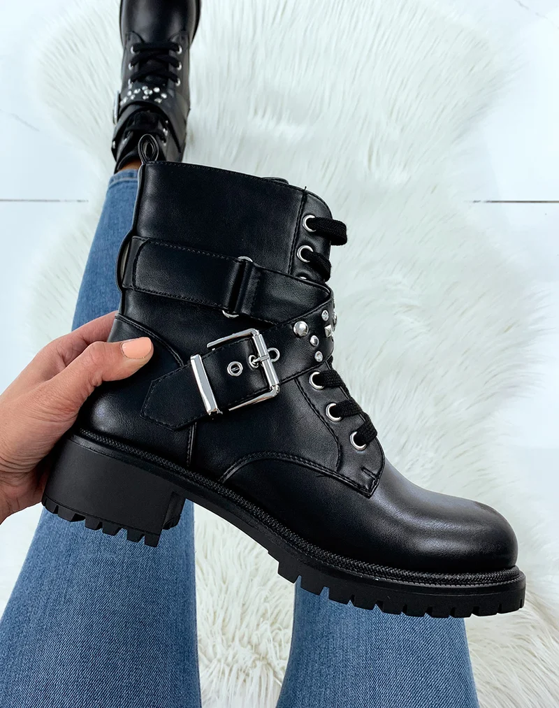 Bottines montantes noires à lanières cloutées