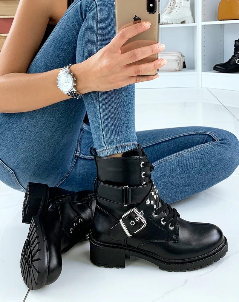 Bottines montantes noires à lanières cloutées