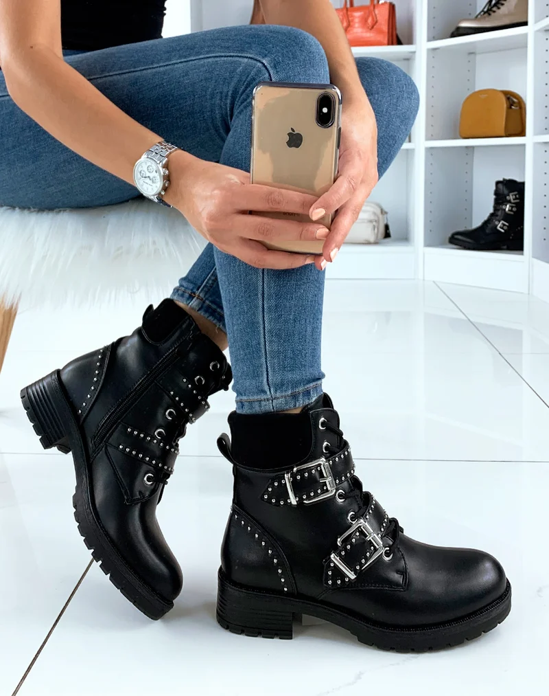 Bottines noires accompagnées de clous