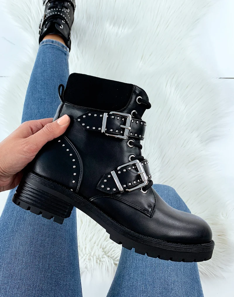 Bottines noires accompagnées de clous