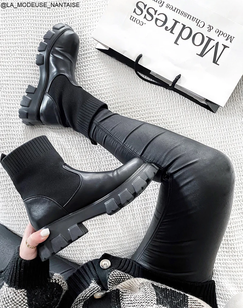 Bottines chaussettes noires et semelle plateforme
