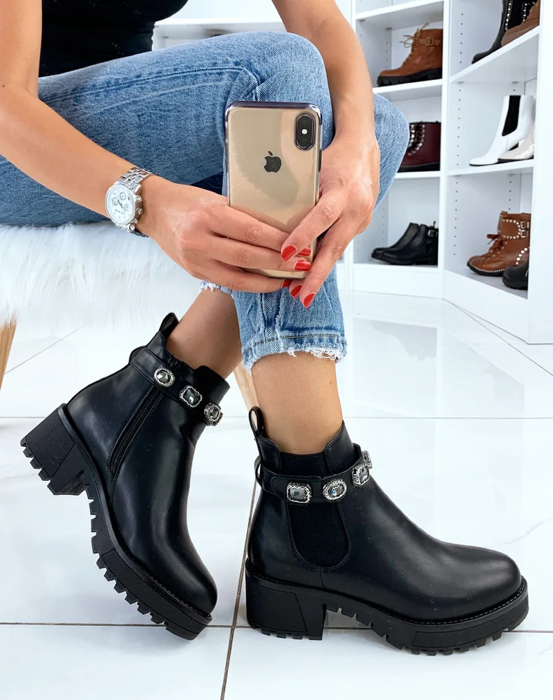 Bottines noires à sangles gros bijoux