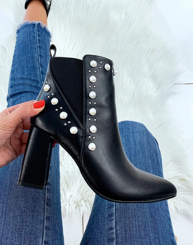 Bottines à talon noires perlées
