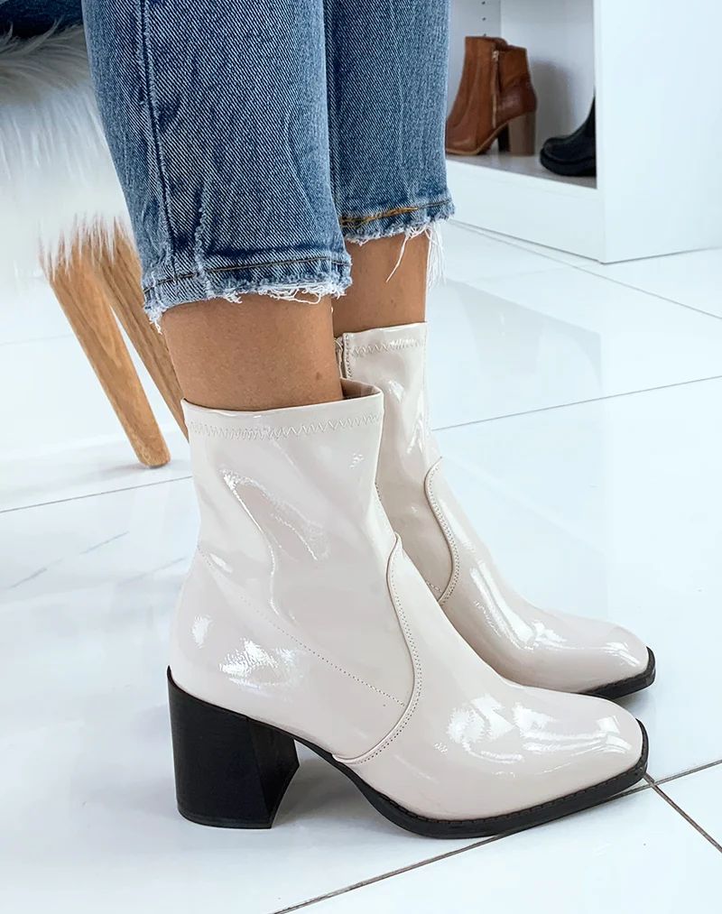 Bottines à talons vernies beiges et à bout carré