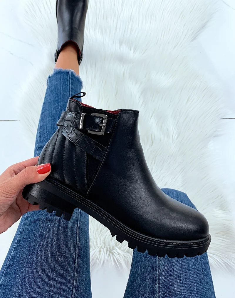 Bottines noires à sangles et intérieur rouge