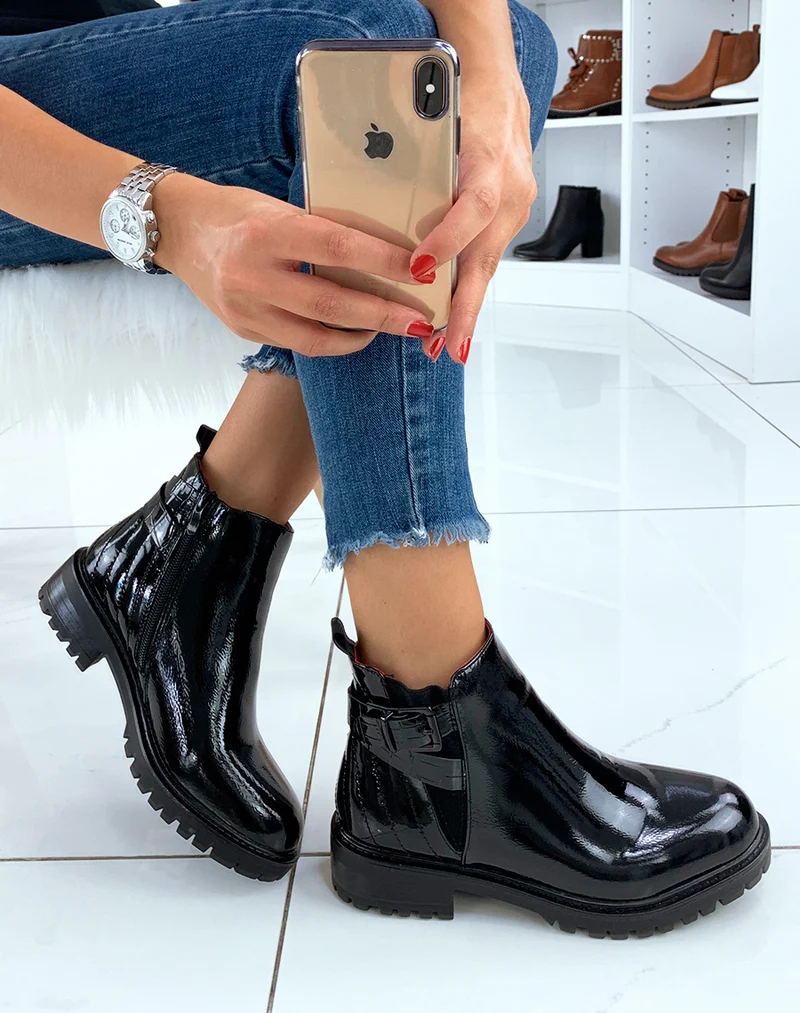 Bottines vernies noires à sangles et intérieur rouge