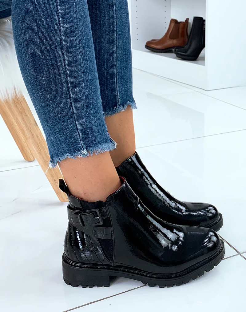 Bottines vernies noires à sangles et intérieur rouge