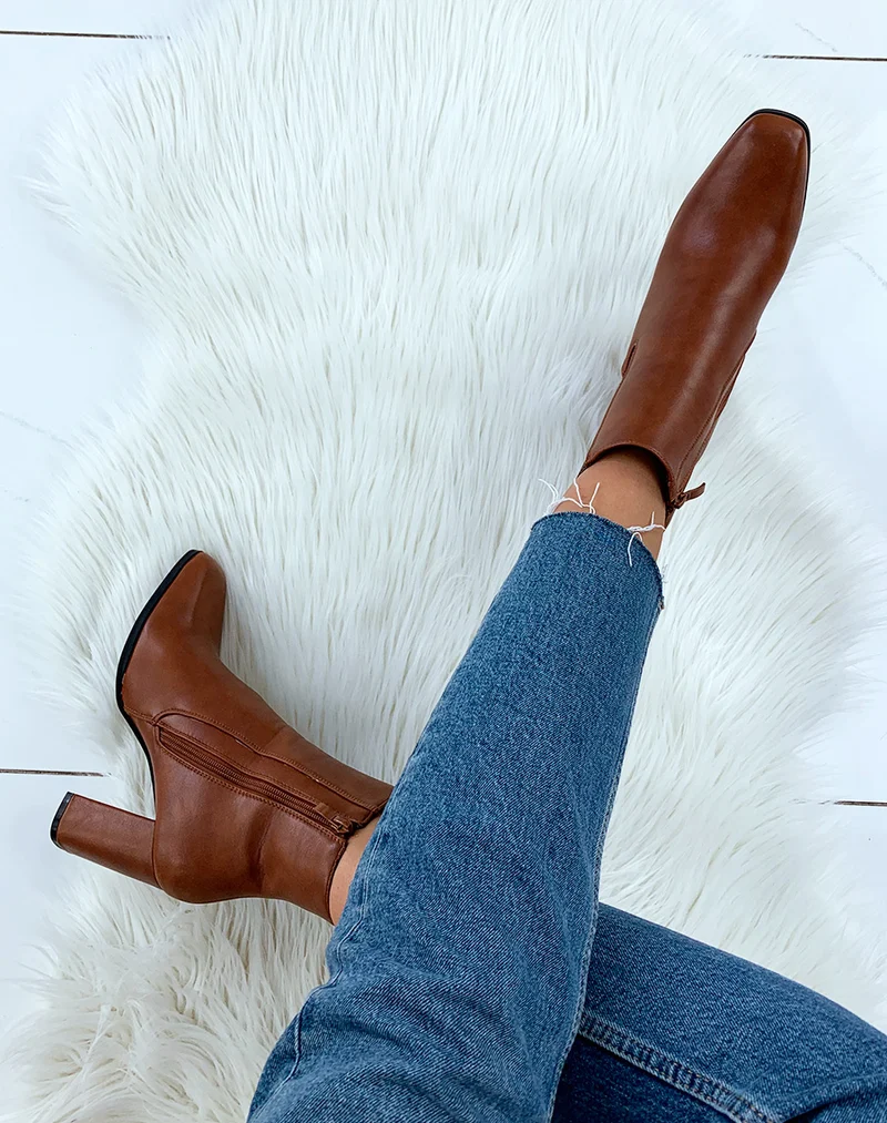 Bottines camel à talon et à bout carré