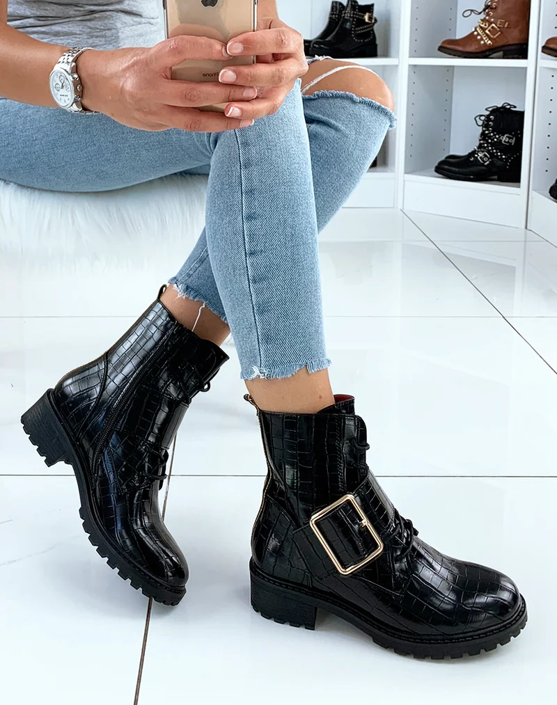 Bottines effet croco noires vernies à lacets et grosses boucles dorés