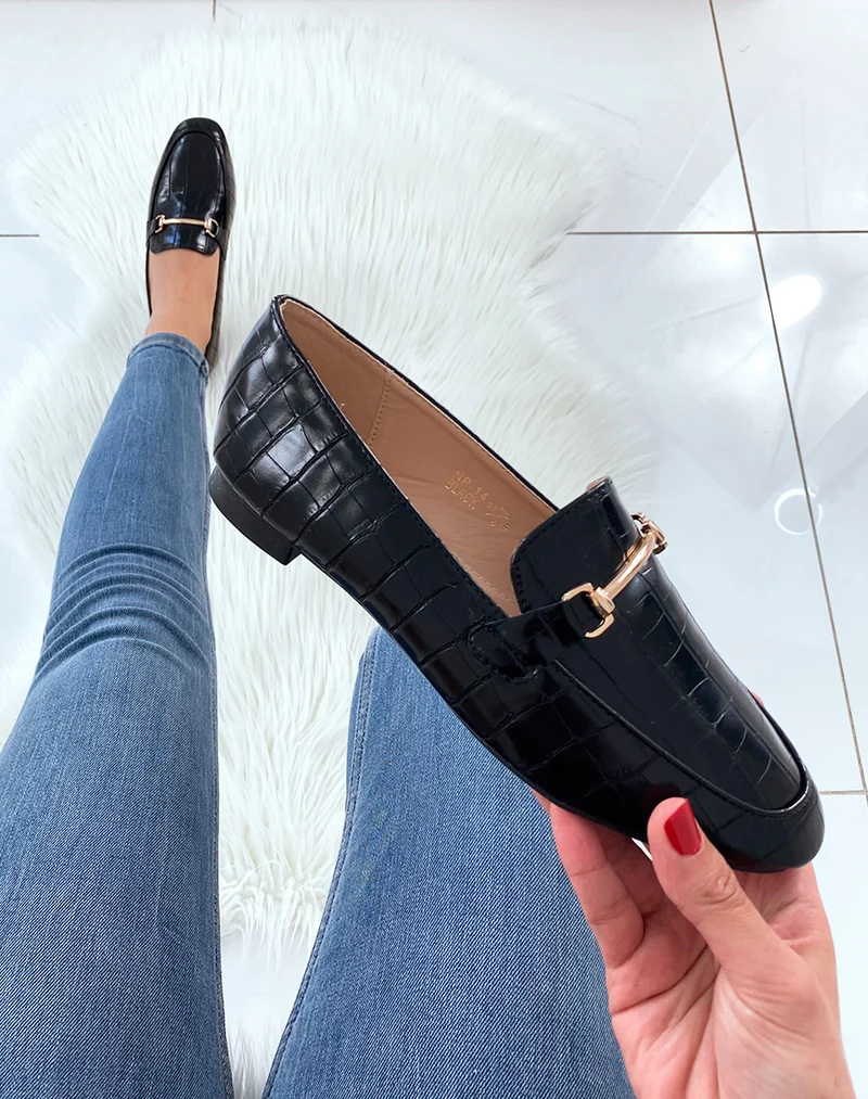 Mocassin noir effet croco en simili cuir à bride doré