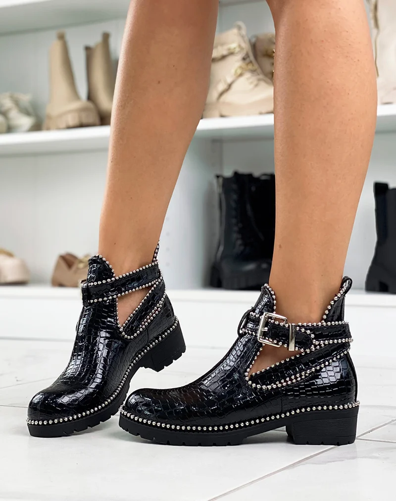 Bottines noires ouvertes en effet croco verni ornées de clous