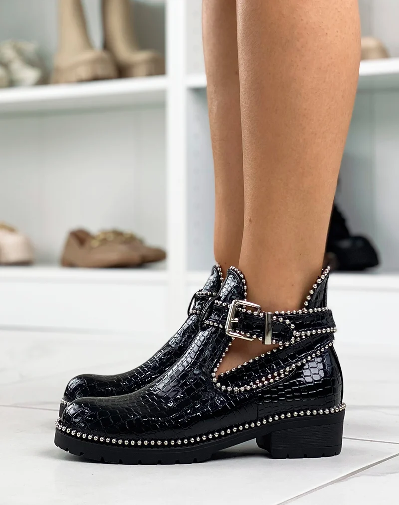 Bottines noires ouvertes en effet croco verni ornées de clous