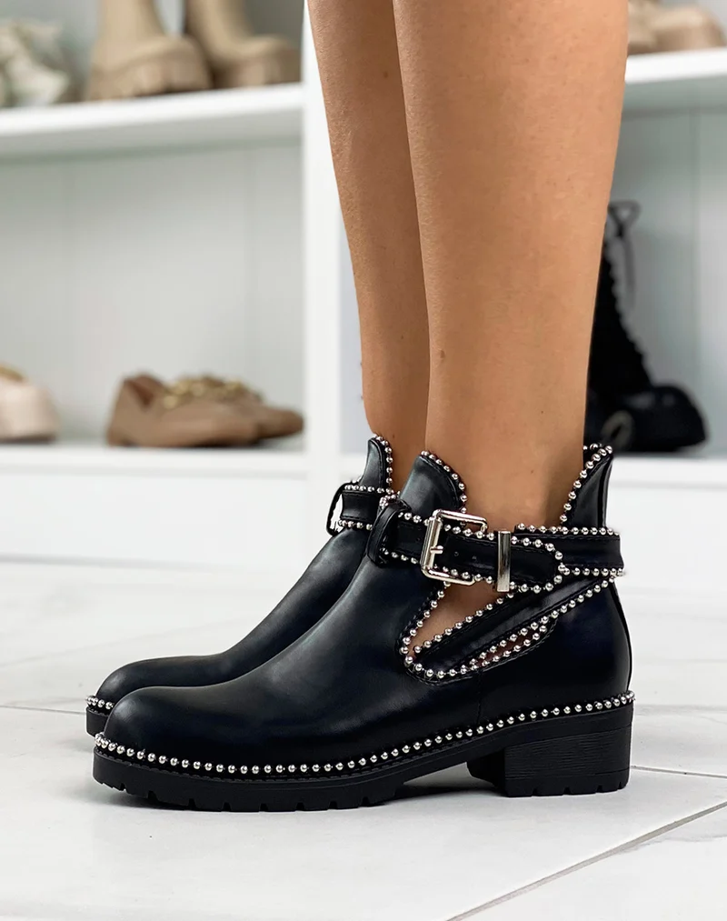 Bottines noires ouvertes ornées de clous