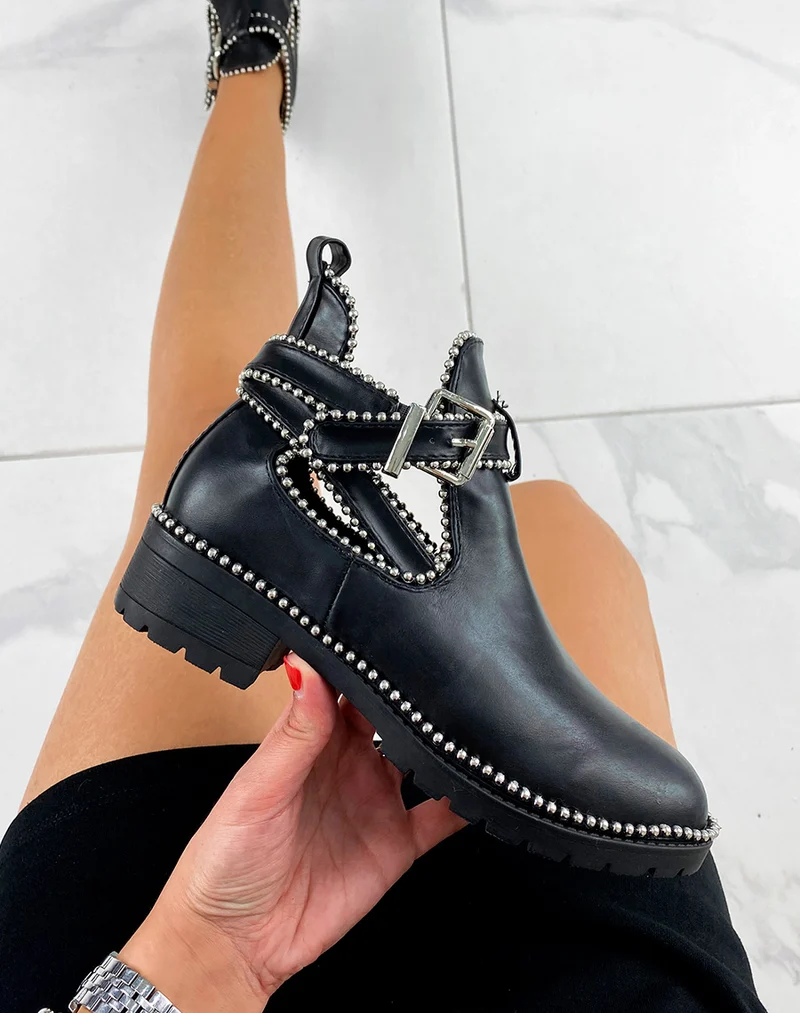 Bottines noires ouvertes ornées de clous