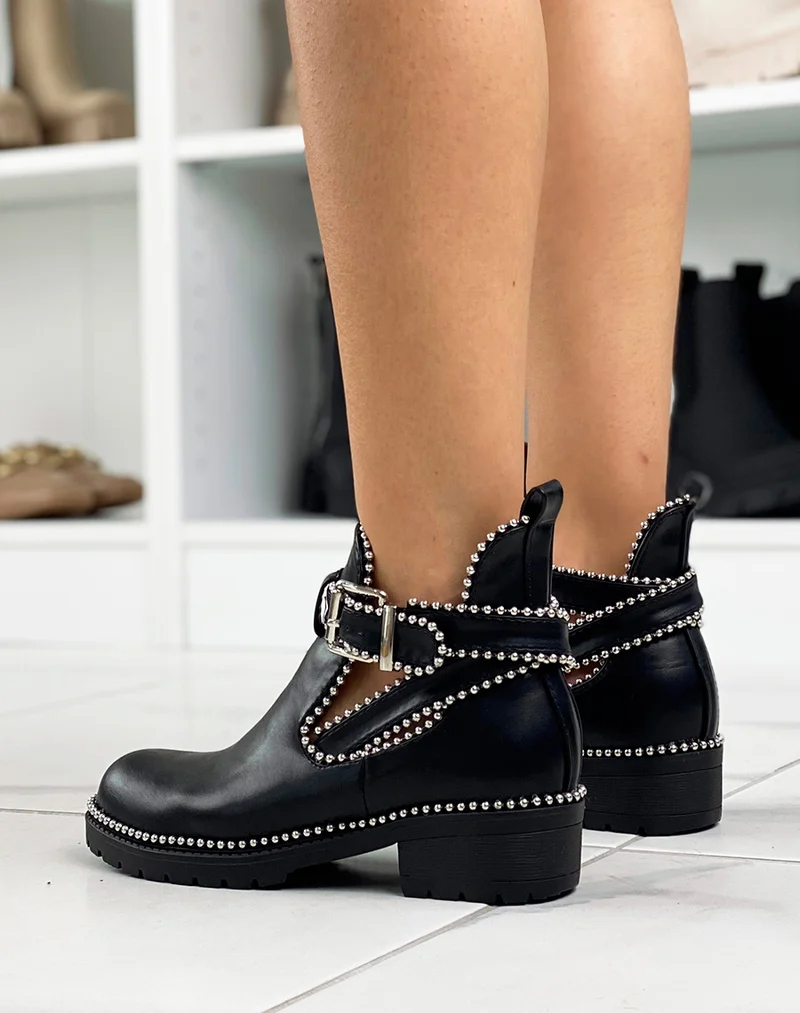 Bottines noires ouvertes ornées de clous