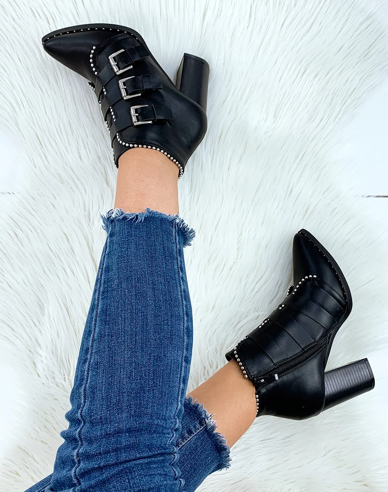 Bottines à talon noires à multiples sangles cloutées