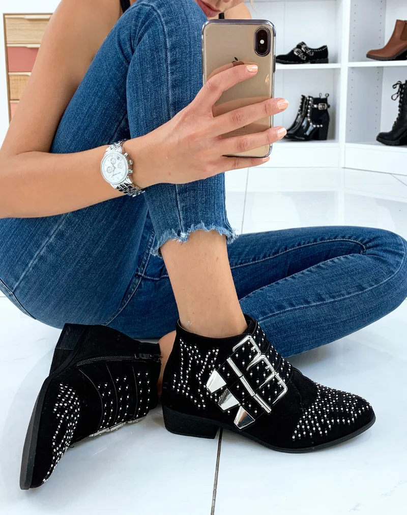 Bottines plates noires en suédine cloutées