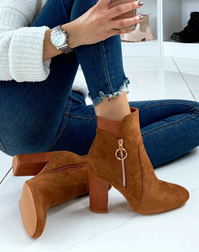 Bottines à talon en suédine camel et effet croco