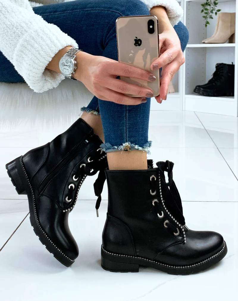 Bottines noires à lacets et à détails argentés