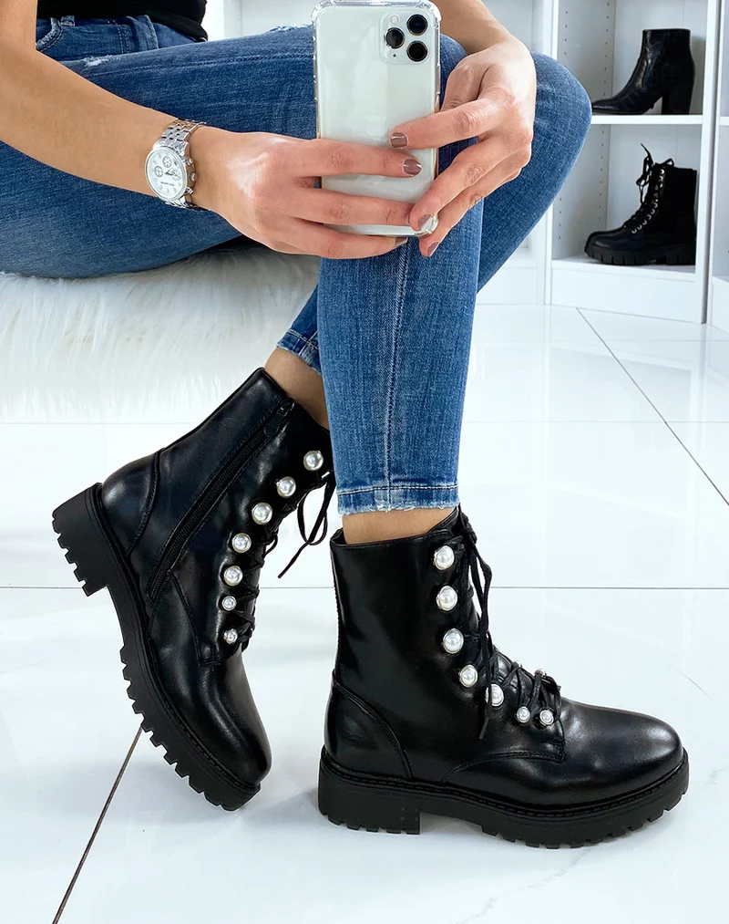 Bottines montantes lacées noires perlées