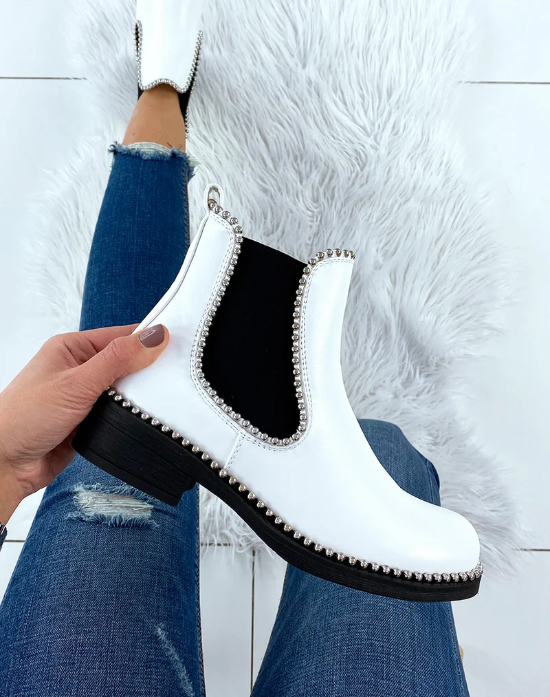 Chelsea boots blanches ornées de perles argentées
