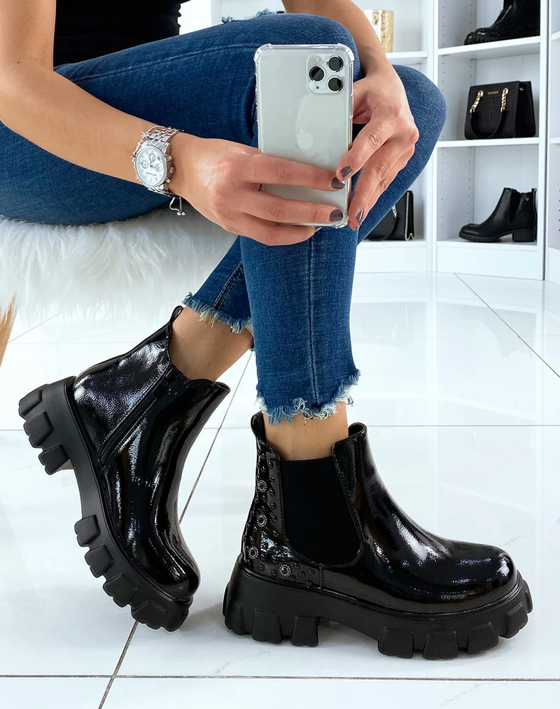 Chelsea boots noires vernies à ornements et semelles crantées