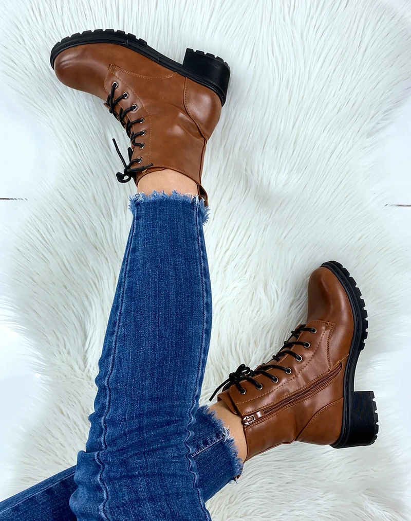 Bottines montantes camel lacées