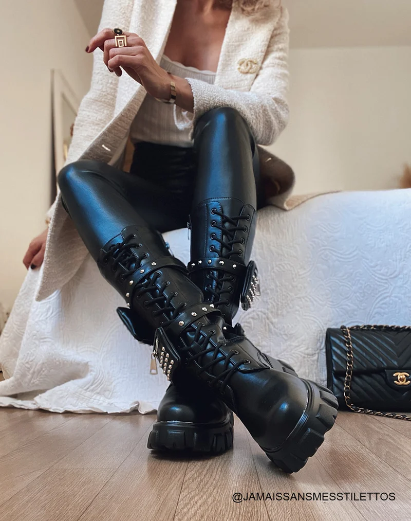 Bottes hautes noires à poches cloutées