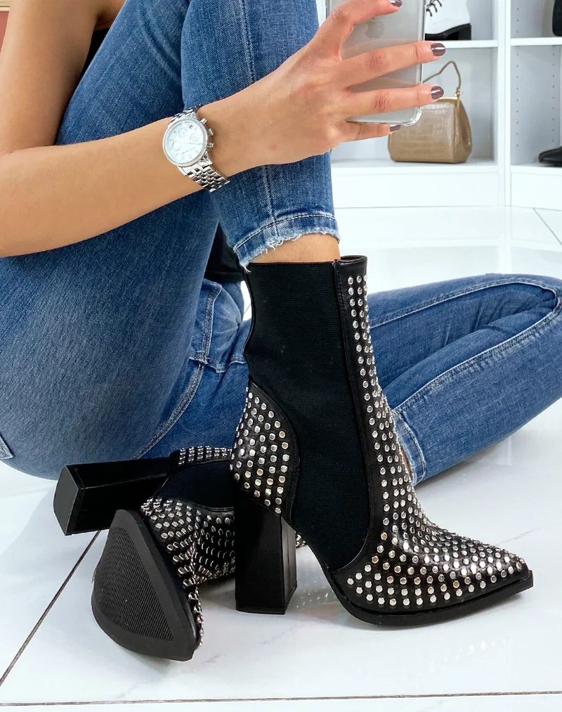 Bottines à talon noires ornées de clous