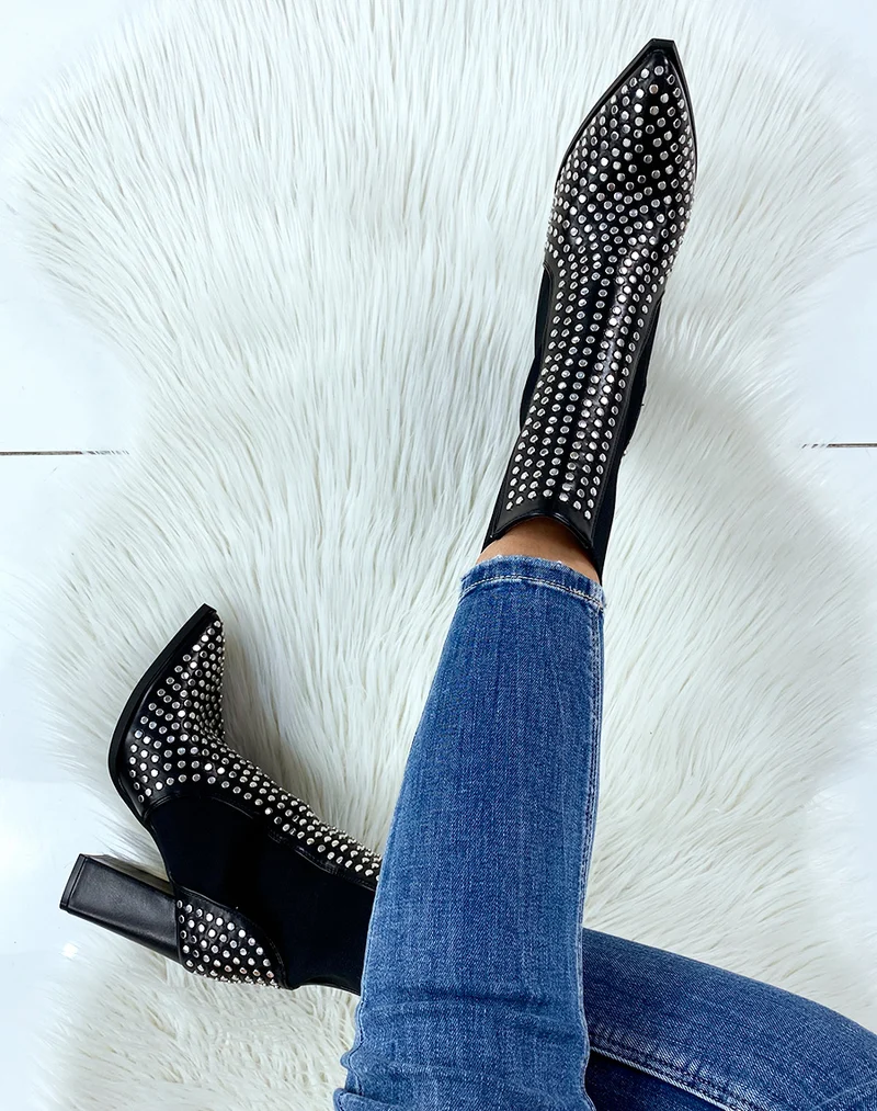 Bottines à talon noires ornées de clous