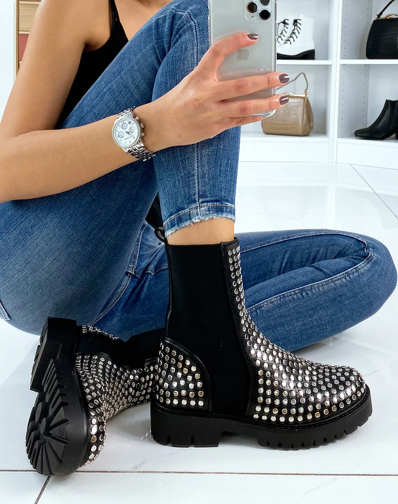 Bottines noires ornées de clous