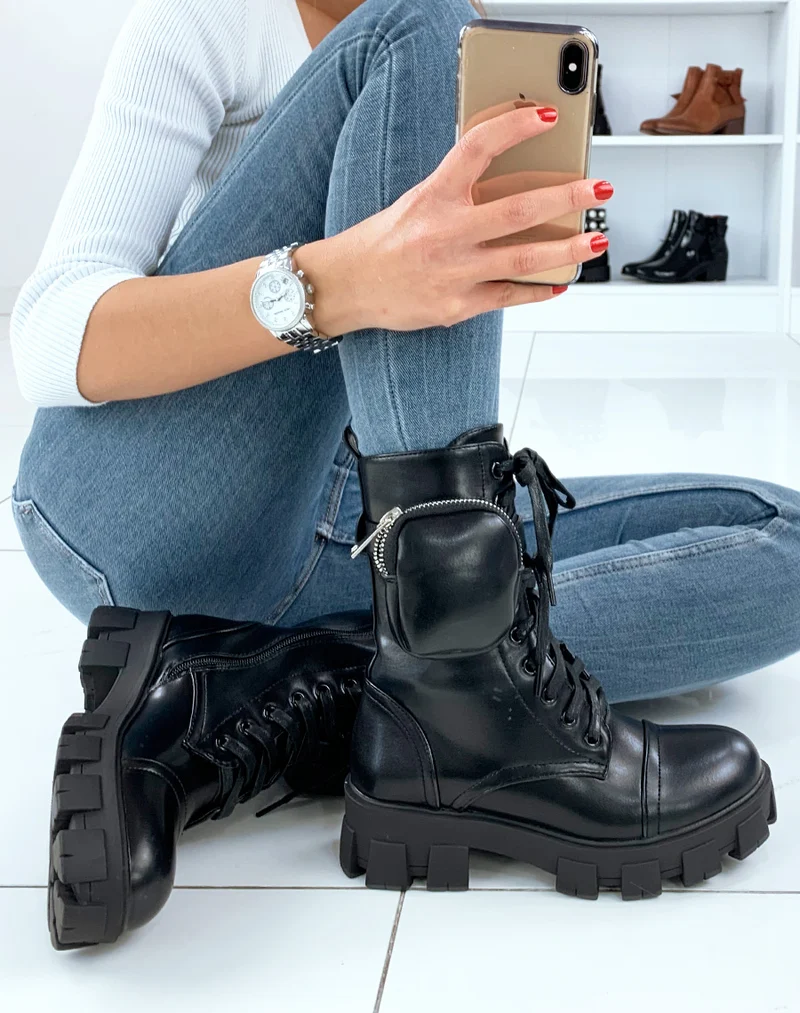 Bottines montantes noires à lacets et petite pochette