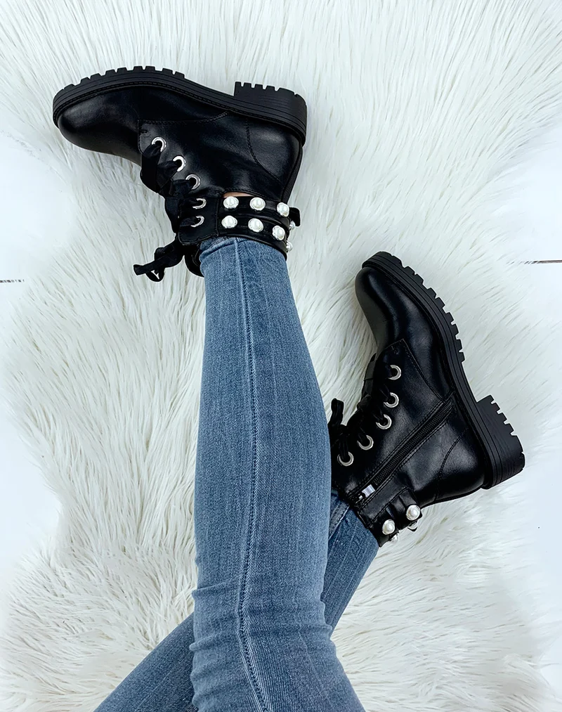 Bottines noires perlées à lacets rubans