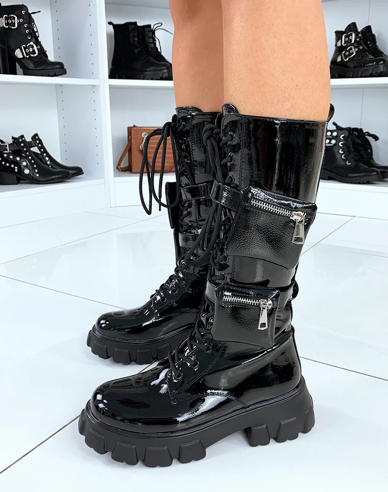 Bottes noires vernies en similicuir lacées et poches intégrées