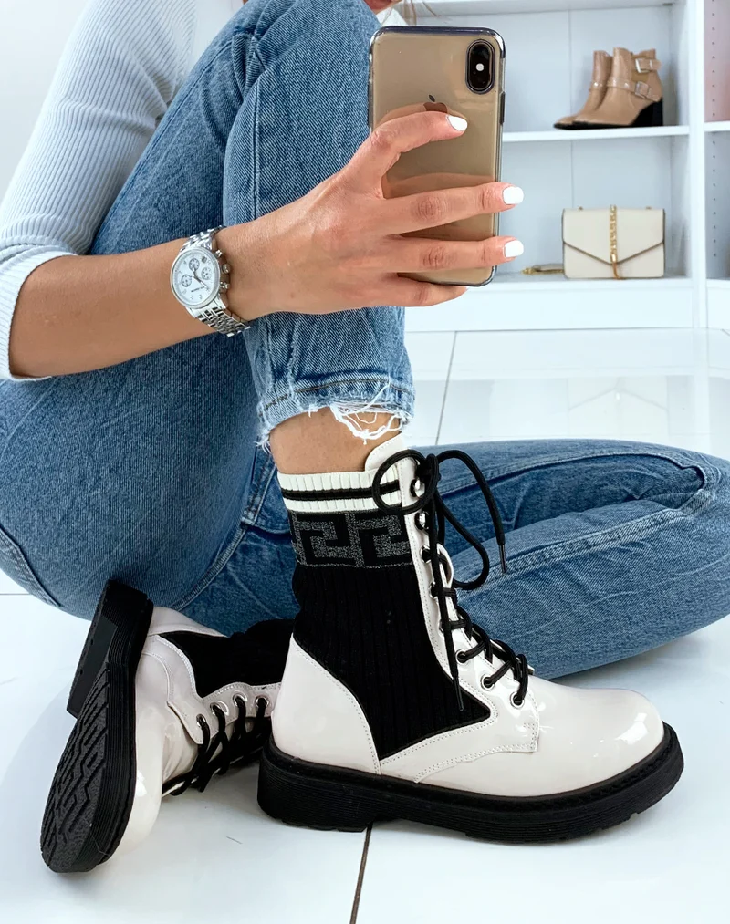 Bottines beiges vernies effet chaussettes à imprimés aztèques
