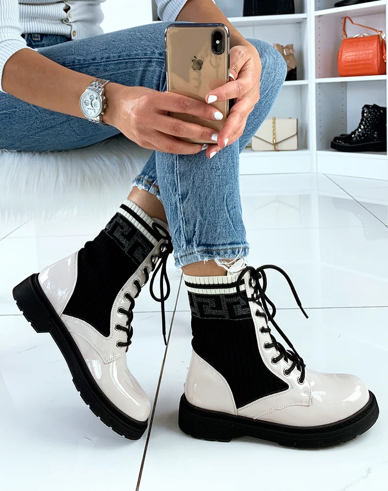 Bottines beiges vernies effet chaussettes à imprimés aztèques