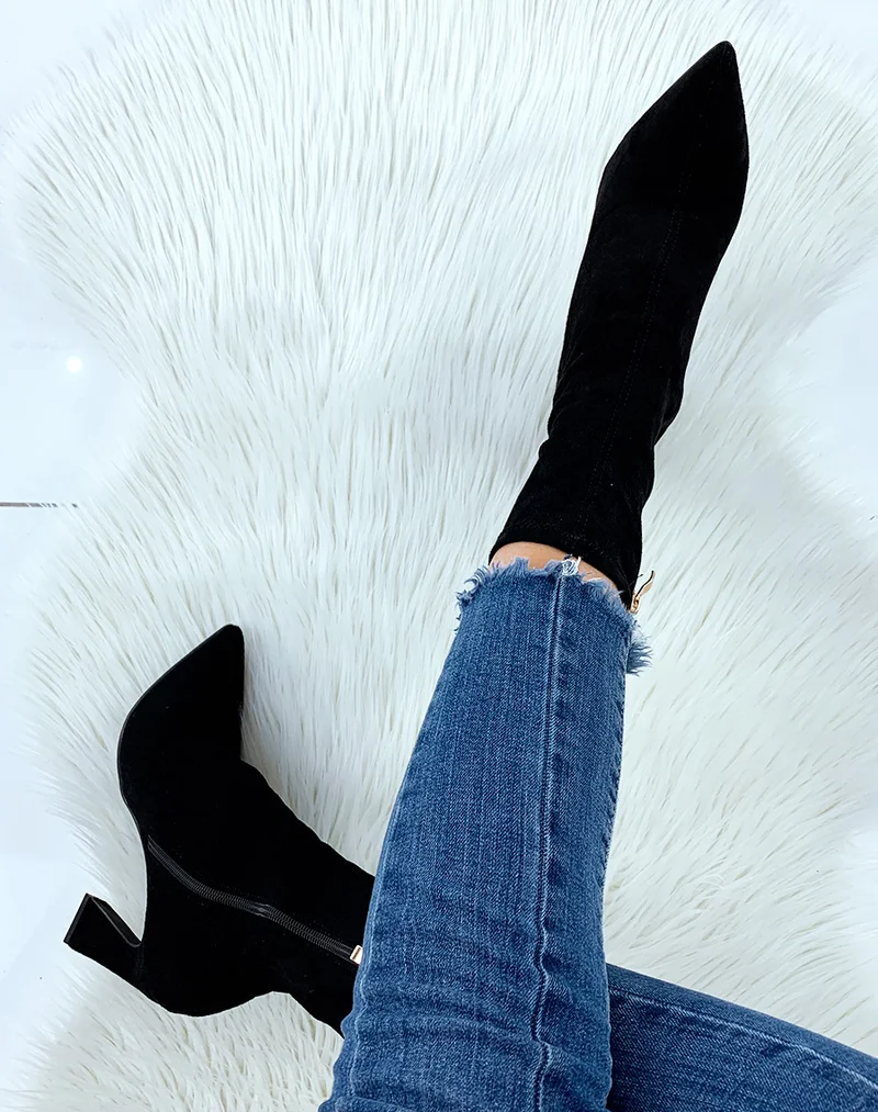 Bottines à talons en suédine noire à bout pointu