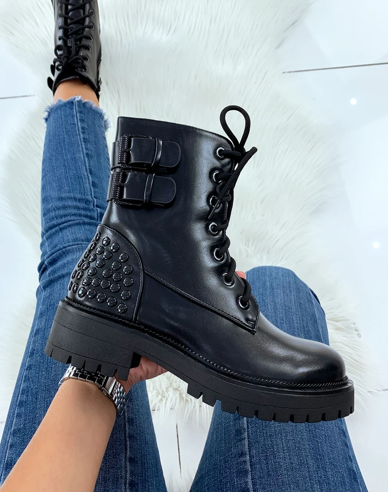 Bottines montantes noires ornées de clous noirs