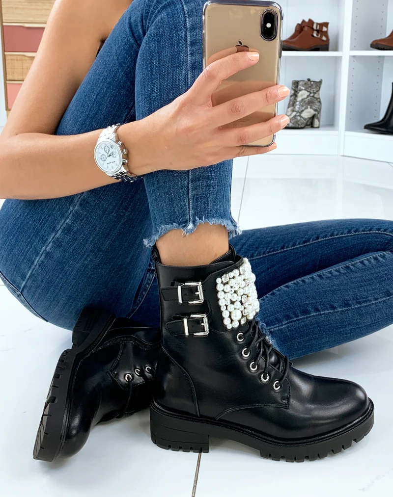 Bottines noires ornées de multiples perles