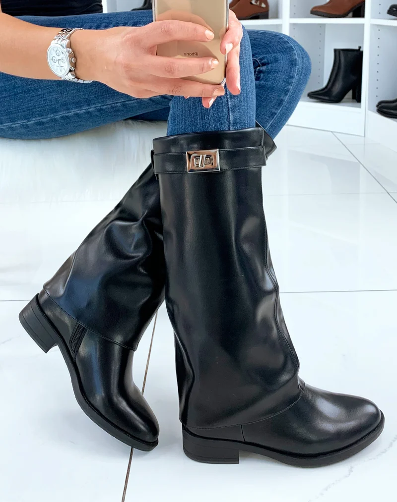 Bottes noires retroussées