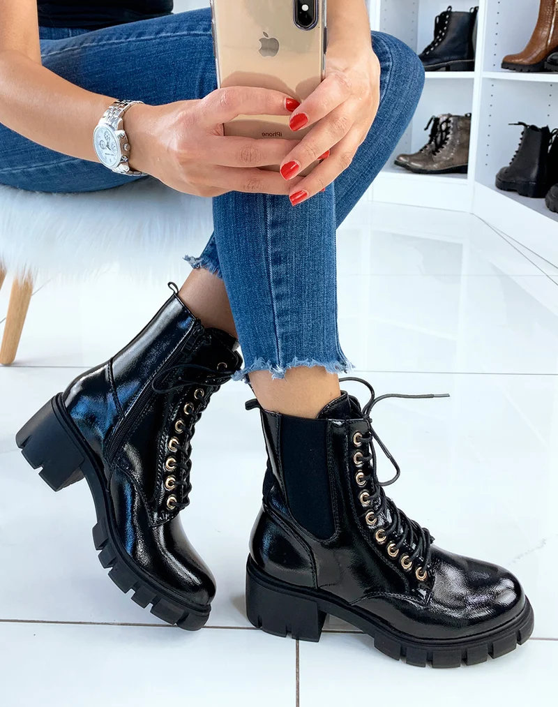 Bottines montantes vernies noires à talon mi-haut